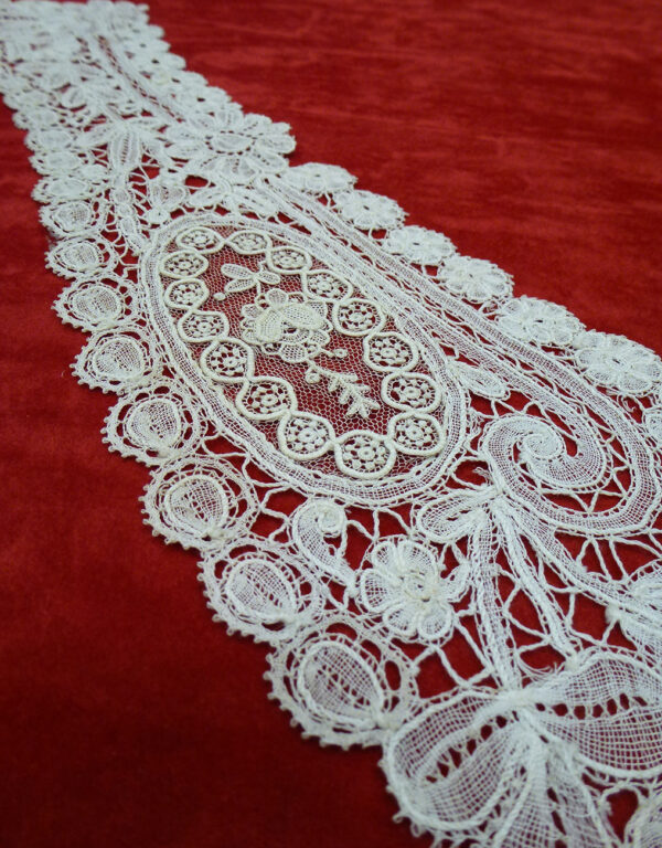 Antique Lace Collar -- Duchesse-10735