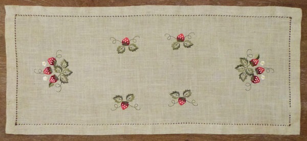 900 Table Runner Strawberry -- 40x90cm-0