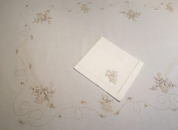 Nappe brodée main -- Bouton -- 170x220cm-11161